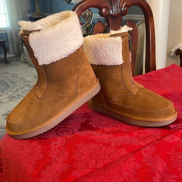 Brand New Koolaburra by UGG Lytta Winter Short Chestnut Sherpa Suede Boots - Picture 1 of 16